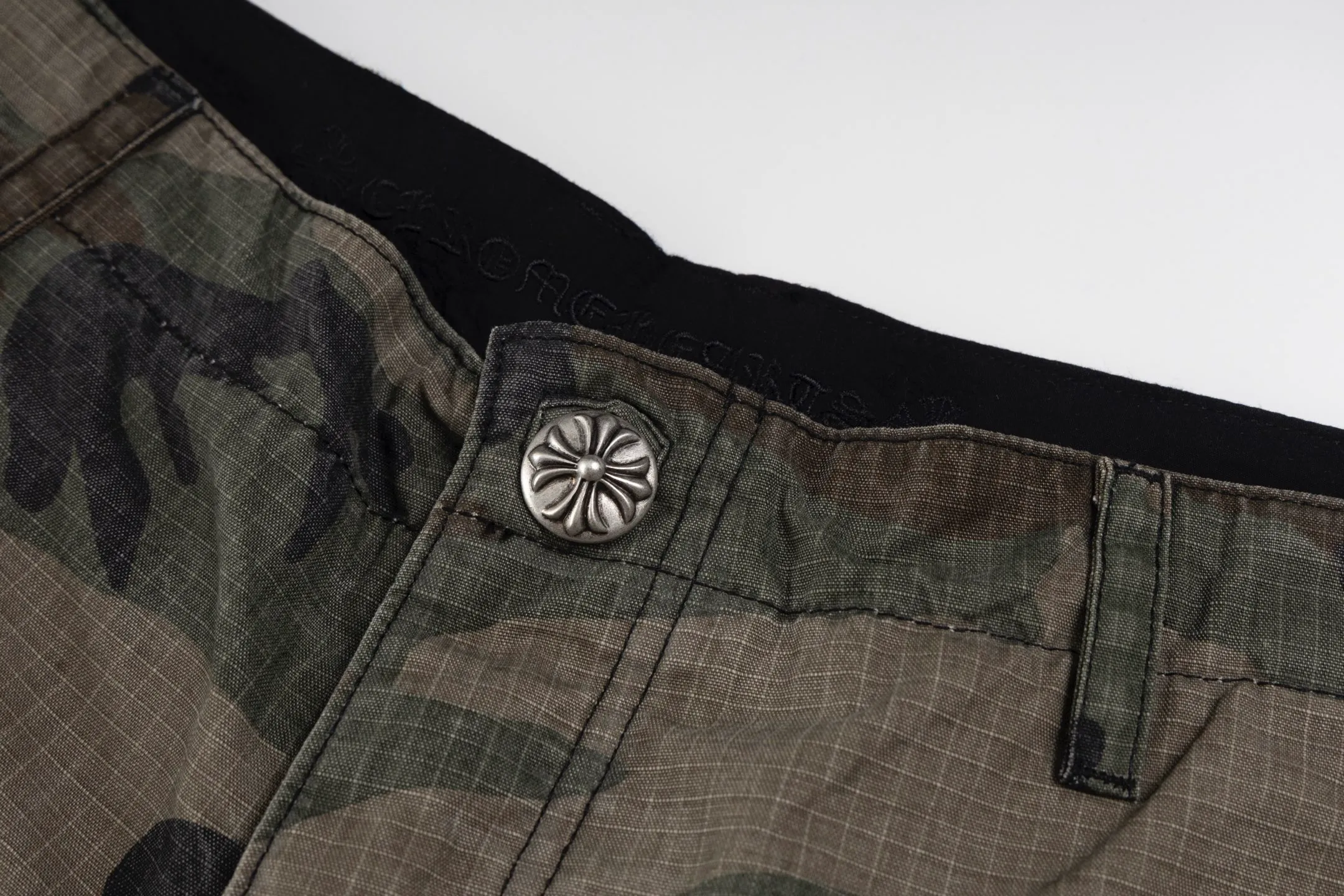 🅿️680 [Exclusive supply] CH Crow heart camouflage leather genuine antique silver work trousers. The fabric is made of custom-dyed fully divided camouflage, and the lining is CH jacquard lining. The minimum order is 1000 meters. There are 14 genuine antique silver hardware in the whole trousers. Half of the cost is spent on the hardware. The leather is made of imported lambskin, and the edge is made by hand. The embroidery on the waist is imported Tajima machine, precision embroidery. Size:32/34/36